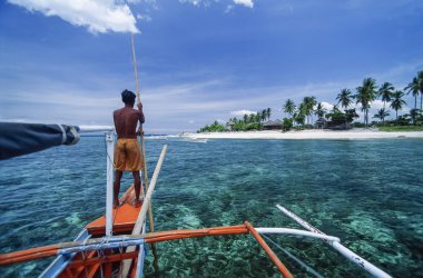 Filipinler, Balicasag Adası (Bohol), balıkçı üzerinde onun banca (yerel ahşap balıkçı teknesi) - Film tarama