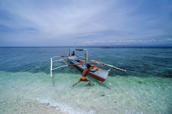 Filippinerna, Balicasag Island (Bohol), fiskare och en Banca (lokal trä fiskebåt) land-film Scan — Stockfoto