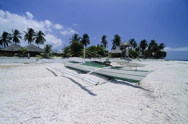 PHILIPPINES, Balicasag Island (Bohol); banca (local wooden fishing boat) ashore - FILM SCAN — Stock Photo, Image