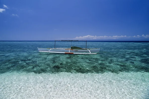 Filippinerna, Balicasag Island (Bohol); en Banca (lokal trä fiskebåt) i grunt vatten-filmskanning — Stockfoto