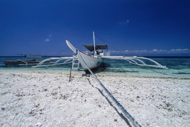 Filipinler, Balicasag Adası (Bohol); 24 Mart 2000, bancas (yerel ahşap balıkçı tekneleri) kıyıya - Film Tka