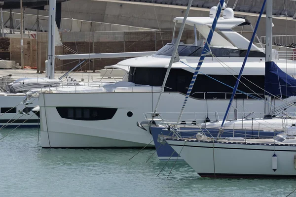 Itálie, Sicílie, Středozemní moře, Marina di Ragusa; 25. srpen 2016, luxusní jachty v přístavu-redakční — Stock fotografie