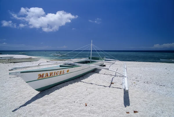 FILIPPINE, Balicasag Island (Bohol); 24 marzo 2000, bancas (pescherecci locali in legno) a terra - EDITORIAL (FILM SCAN ) — Foto Stock