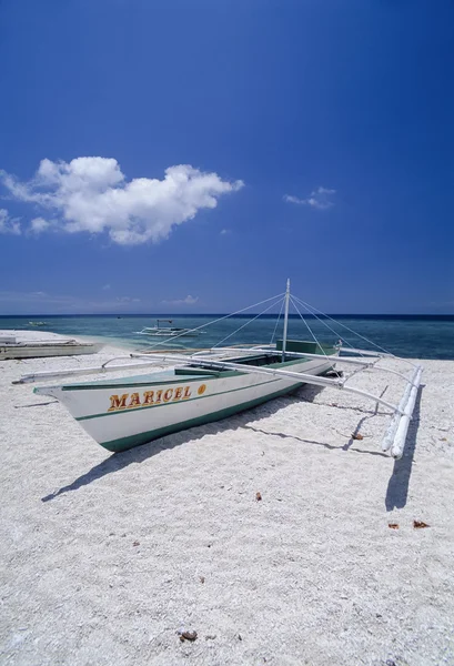 Filippijnen, Balicasag Island (Bohol); 24 maart 2000, bancas (lokale houten vissersboten) aan wal - redactie (Film scannen) — Stockfoto