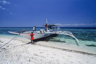 Filipinler, Balicasag Adası (Bohol); 20 Mart 2000, tüplü dalgıçlar ve bancas (yerel ahşap balıkçı tekneleri) kıyıya - Editoryal (Film Tka)