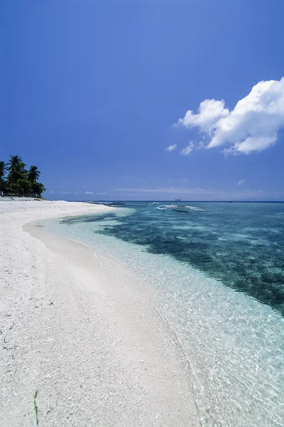 フィリピン、 バリカサグ島 (ボホール);浅瀬のビーチといくつかのバンカ(地元の木製漁船)の眺め - フィルムスキャン — ストック写真