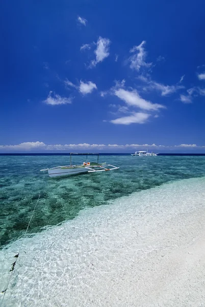 FILIPPINE, Balicasag Island (Bohol); bancas (barche da pesca locali in legno) in acque poco profonde- FILM SCAN — Foto Stock