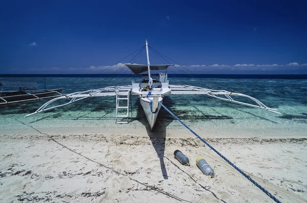 FILIPINAS, Isla Balicasag (Bohol); bancas (barcos pesqueros locales de madera) y tanques de buceo en tierra - SCAN DE PELÍCULA —  Fotos de Stock