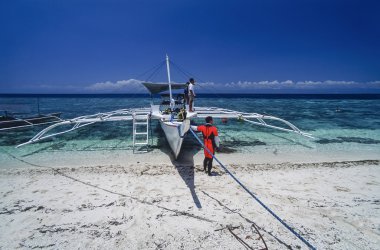 Filipinler, Balicasag Adası (Bohol); 20 Mart 2000, tüplü dalgıçlar ve bancas (yerel ahşap balıkçı tekneleri) kıyıya - Editoryal (Film Tka)
