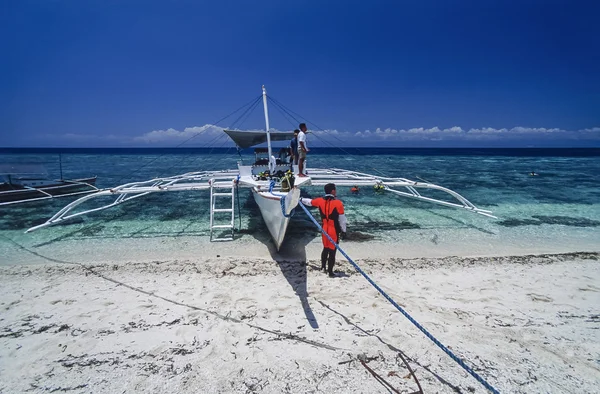 FILIPINAS, Isla Balicasag (Bohol); 20 de marzo de 2000, submarinistas y bancos (embarcaciones locales de pesca de madera) en tierra - EDITORIAL (SCAN DE PELÍCULA) ) — Foto de Stock