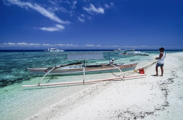 Filipíny, ostrov Balicasag (Bohol); 24. březen 2000, rybáři a Banca (místní dřevěné rybářské čluny) na břehu-redakční (film Scan) — Stock fotografie