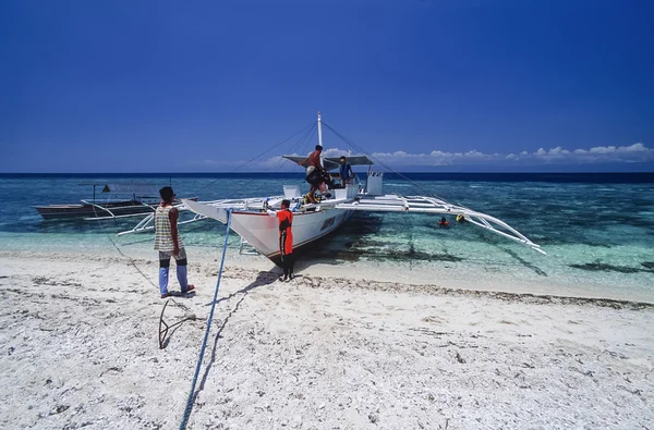 PHILIPPINES, Balicasag Island (Bohol); 20 de Março de 2000, mergulhadores e bancas (barcos de pesca de madeira locais) em terra - EDITORIAL (FILM SCAN ) — Fotografia de Stock