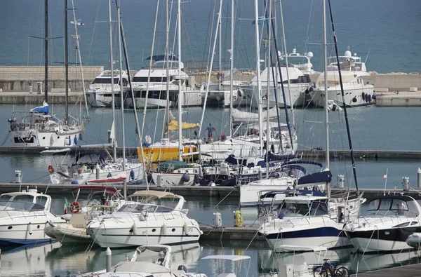 이탈리아, 시칠리아, 지중해, 마리나 디 라구사; 2016년 8월 26일, 항구의 보트 와 고급 요트 - 사설 — 스톡 사진