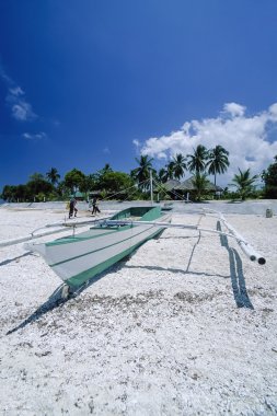 Filipinler, Balicasag Adası (Bohol); sahilde tüplü dalgıçlar ve bir banca (yerel ahşap balıkçı teknesi) kıyıya - Film Scan