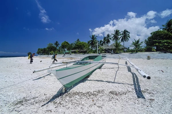 Filipijnen, Balicasag eiland (Bohol); scuba duikers op het strand en een Banca (lokale houten vissersboot) aan wal-film scan — Stockfoto