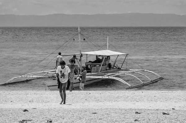 PHILIPPINES, Balicasag Island (Bohol); 24 March 2000, people getting off a banca (local wooden fishing boat) - EDITORIAL (FILM SCAN) — Stock Photo, Image