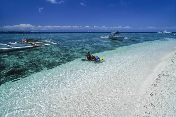 PHILIPPINES, Balicasag Island (Bohol); 24 March 2000, scuba divers and some bancas (local wooden fishing boats) in shallow water- EDITORIAL (FILM SCAN) — Stock Photo, Image