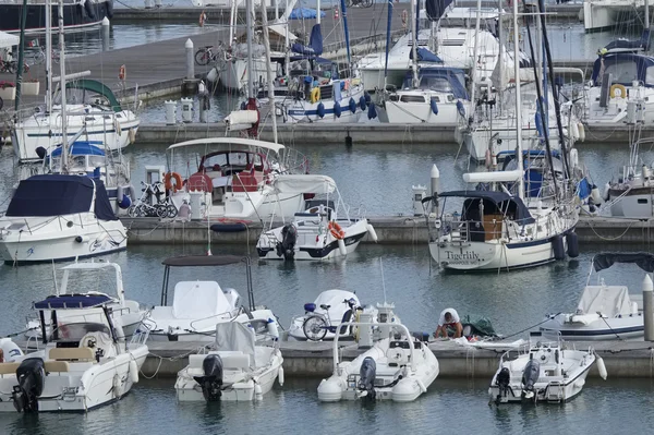 Italien, Sizilien, Mittelmeer, Marina di Ragusa; 27. August 2016, Boote und Luxusyachten im Hafen - Leitartikel — Stockfoto