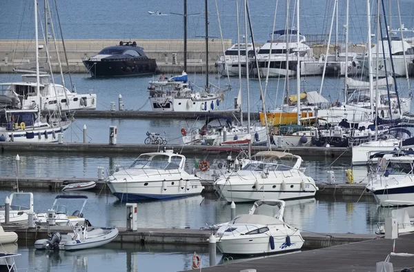 Italia, Sicilia, Mar Mediterráneo, Marina di Ragusa; 27 Agosto 2016, barcos y yates de lujo en el puerto - EDITORIAL — Foto de Stock