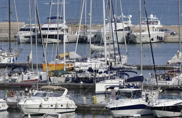 Italien, Sicilien, Medelhavet, Marina di Ragusa; 27 augusti 2016, lyxbåtar i hamnen-Editorial — Stockfoto