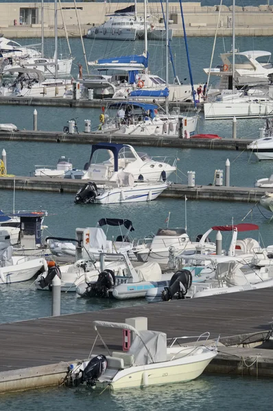 İtalya, Sicilya, Akdeniz, Marina di Ragusa; 28 Ağustos 2016, tekneler ve Lüks Yatlar port - Editörden — Stok fotoğraf