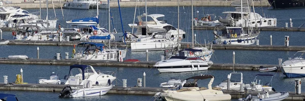 Italia, Sicilia, Mar Mediterraneo, Marina di Ragusa; 28 agosto 2016, barche e yacht di lusso in porto - EDITORIALE — Foto Stock