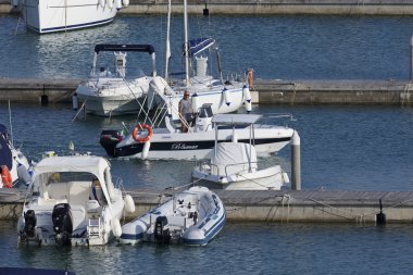 İtalya, Sicilya, Akdeniz, Marina di Ragusa; 28 Ağustos 2016, tekneler ve Lüks Yatlar port - Editörden