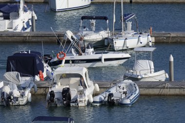 İtalya, Sicilya, Akdeniz, Marina di Ragusa; 28 Ağustos 2016, tekneler ve Lüks Yatlar port - Editörden