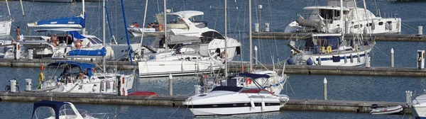 Itália, Sicília, Mar Mediterrâneo, Marina di Ragusa; 28 Agosto 2016, barcos e iates de luxo no porto - EDITORIAL — Fotografia de Stock