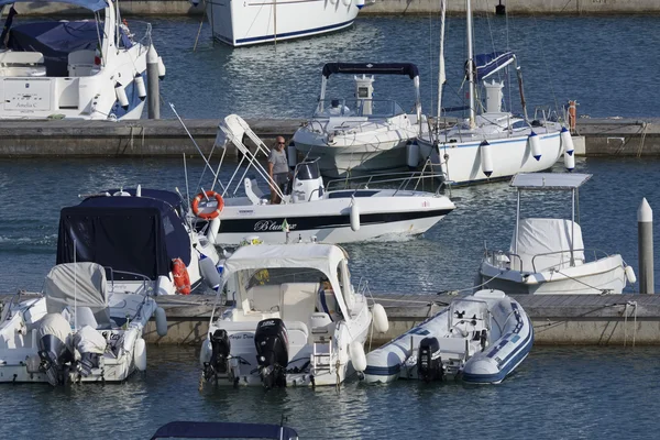 Italien, Sizilien, Mittelmeer, Marina di Ragusa; 28. August 2016, Boote und Luxusyachten im Hafen - Leitartikel — Stockfoto