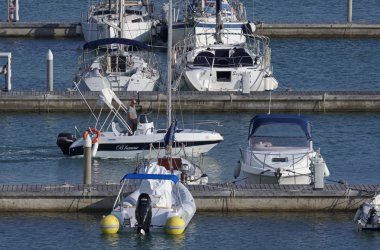 İtalya, Sicilya, Akdeniz, Marina di Ragusa; 28 Ağustos 2016, tekneler ve Lüks Yatlar port - Editörden