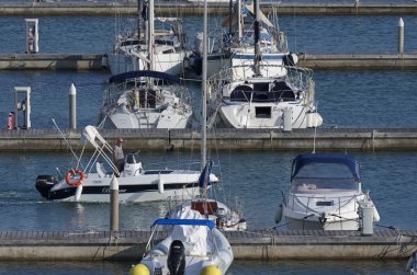 İtalya, Sicilya, Akdeniz, Marina di Ragusa; 28 Ağustos 2016, tekneler ve Lüks Yatlar port - Editörden