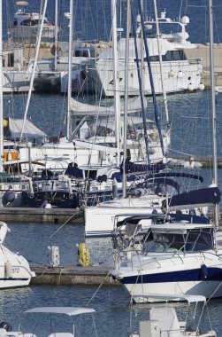 İtalya, Sicilya, Akdeniz, Marina di Ragusa; 28 Ağustos 2016, tekneler ve Lüks Yatlar port - Editörden