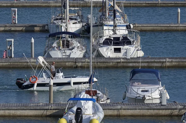 Italien, Sicilien, Medelhavet, Marina di Ragusa; 28 augusti 2016 segelbåtar båtar och lyxiga i hamnen - ledare — Stockfoto