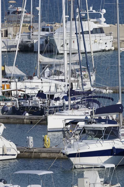 Itália, Sicília, Mar Mediterrâneo, Marina di Ragusa; 28 Agosto 2016, barcos e iates de luxo no porto - EDITORIAL — Fotografia de Stock