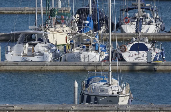 Italien, Sicilien, Medelhavet, Marina di Ragusa; 29 augusti 2016, segelbåtar lyxiga i hamnen - ledare — Stockfoto