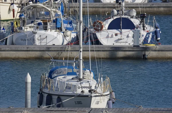 Italia, Sicilia, Mar Mediterraneo, Marina di Ragusa; 29 agosto 2016, yacht di lusso in porto - EDITORIALE — Foto Stock