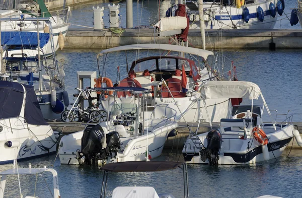 Italia, Sicilia, Mar Mediterráneo, Marina di Ragusa; 29 Agosto 2016, barcos y yates de lujo en el puerto - EDITORIAL —  Fotos de Stock