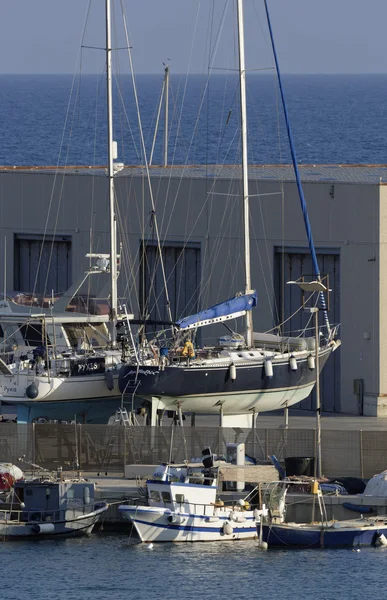 Olaszország, Szicília, Földközi-tenger, Marina di Ragusa; Augusztus 29-én 2016-ban fa halászhajók és a luxus jachtok partra, egy boatyard a port - szerkesztői — Stock Fotó