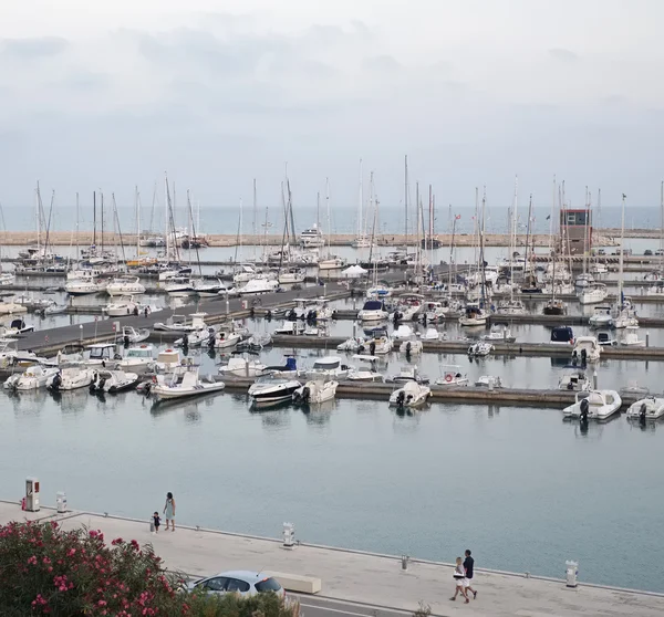 Italië, Sicilië, Middellandse Zee, Marina di Ragusa; 31 augustus 2016, mensen wandelen in de haven bij zonsondergang-Editorial — Stockfoto