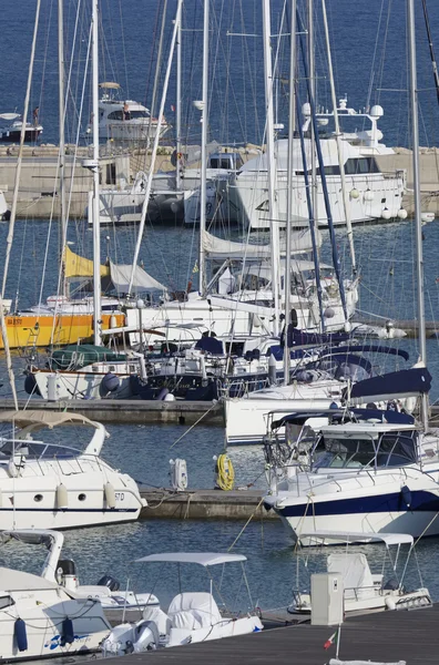 Olaszország, Szicília, Földközi-tenger, Marina di Ragusa; 2016. augusztus 28., csónakok and luxus jachtok, a port - szerkesztőség — Stock Fotó