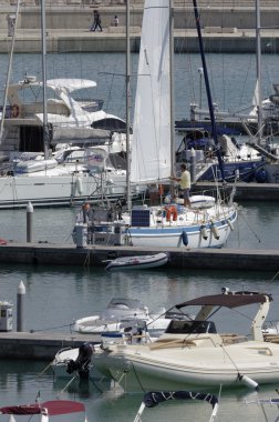 İtalya, Sicilya, Akdeniz, Marina di Ragusa; 2 Eylül 2016, limanda yelkenli teknede insanlar - Editörden