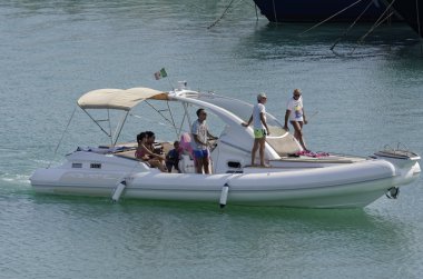 İtalya, Sicilya, Akdeniz; 4 Eylül 2016, limanda büyük bir lastik teknede insanlar - Editörden