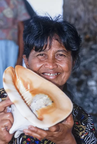 Φιλιππίνες, νησί Balicasag (Μποχόλ). 25 Μαρτίου 2000, γυναίκα που πουλάει κοχύλια της τροπικής θάλασσας-συντακτική (σάρωση ταινιών) — Φωτογραφία Αρχείου