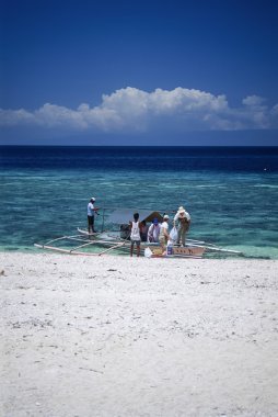 Filipinler, Balicasag Adası (Bohol); 24 Mart 2000, yerel bir ahşap balıkçı teknesi karaya insanlar - Editoryal (Film Scan)