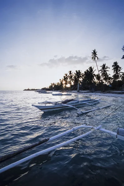 FILIPINAS, Isla Balicasag (Bohol); barcos pesqueros locales de madera y la costa de la isla al atardecer - SCAN DE PELÍCULA — Foto de Stock