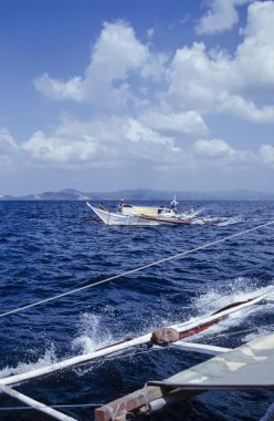 Filipinler, Bohol; 20 Mart 2001, balıkçılar üzerinde bir yerel ahşap balıkçı teknesi - içerik (Film tarama)