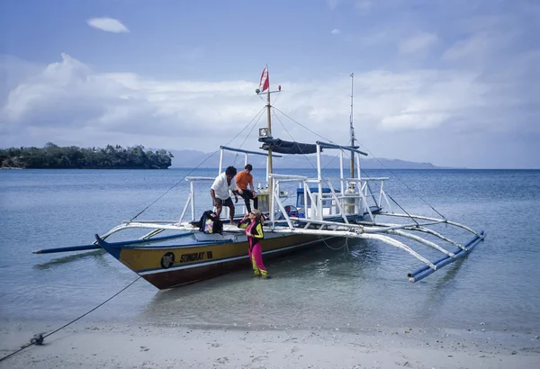 PHILIPPINES, Dakak Island (Bohol); 20 March 2001, scuba diver and a local wooden fishing boat ashore - EDITORIAL (FILM SCAN) — Stock Photo, Image