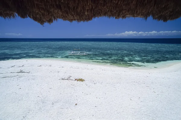 Filippijnen, Balicasag Island (Bohol), uitzicht op het strand en een lokale houten vissersboot in ondiep water - Film scannen — Stockfoto