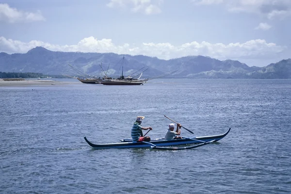 Filippijnen, Dakak Island; 24 maart 2001, lokale vissers op een houten boot - redactie (Film scannen) — Stockfoto